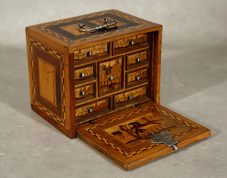 Petit cabinet miniature du Tyrol, vue de trois quarts gauche